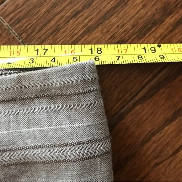 Wide-leg (looks like skirt) Capri pants w/silver thread highlight 18” flat 20.5” - Picture 6 of 7